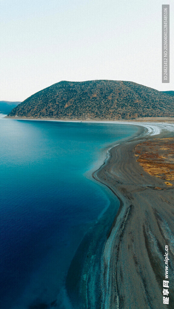 蓝色湖畔与远方山峦美景
