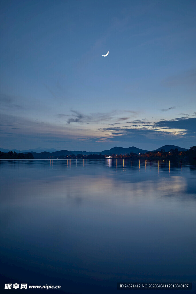 月夜湖畔宁静美景