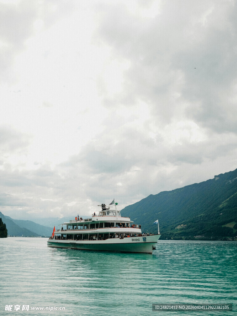 湖面上的豪华游轮