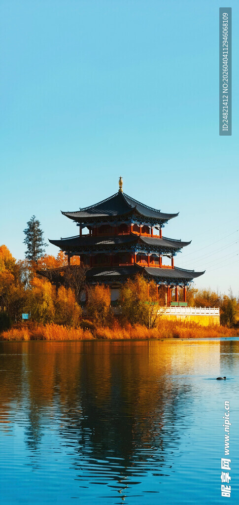 湖畔古亭映蓝天