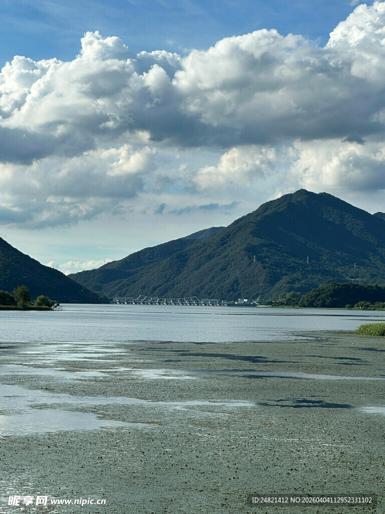 宁静山水间的开阔湖景