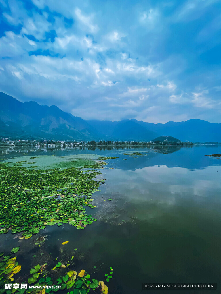 湖光山色中的自然美景