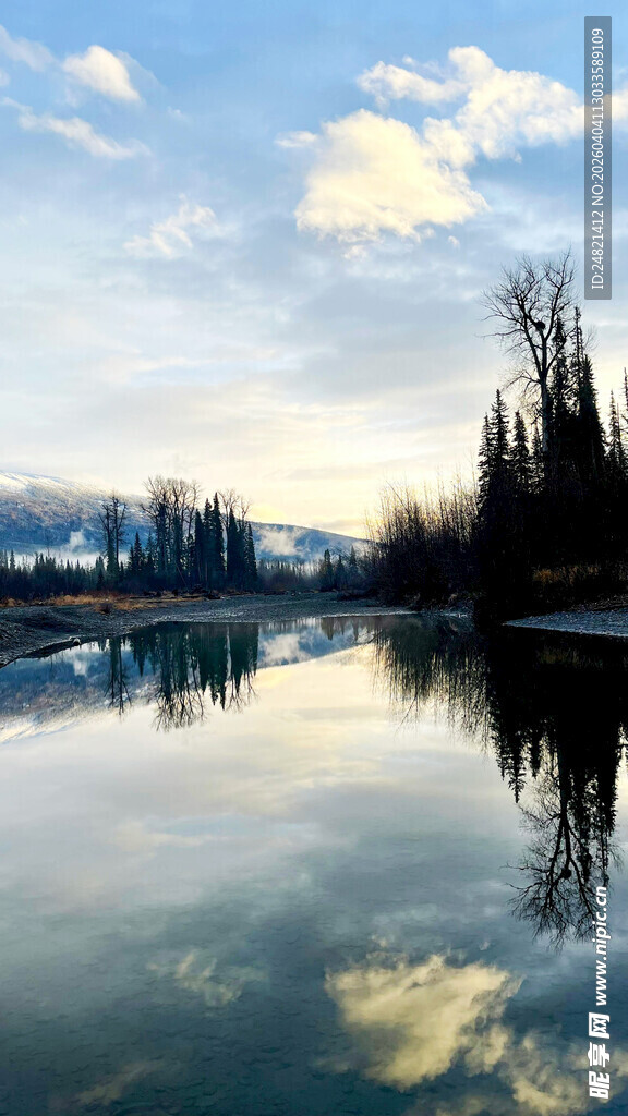 宁静湖泊的美丽倒影