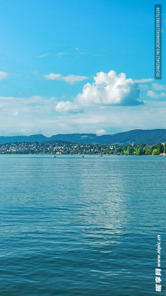 宁静湖面与远处山峦美景