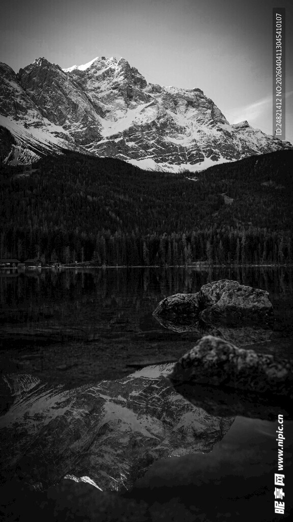 黑白山水间的静谧之景