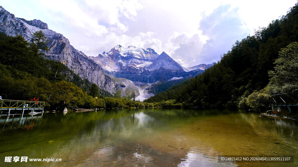 山间碧湖与巍峨雪山美景