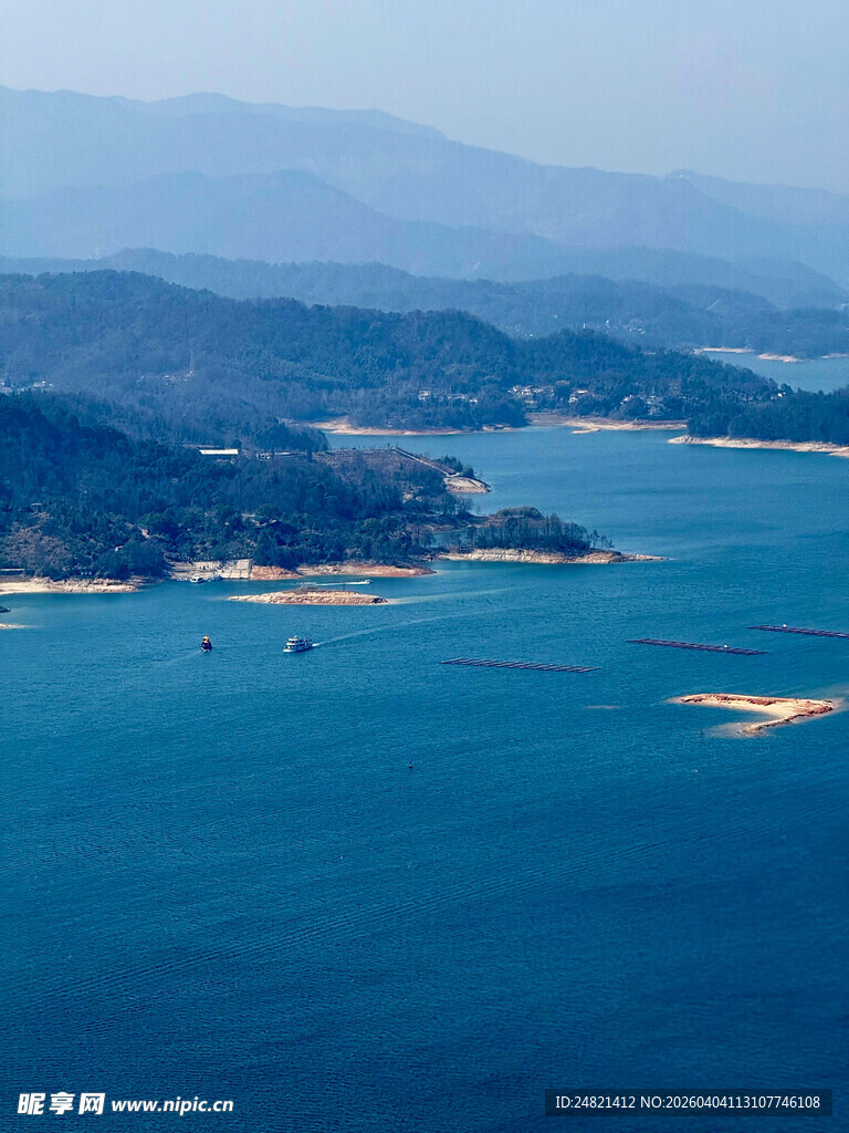 碧海青山环绕的美丽海湾