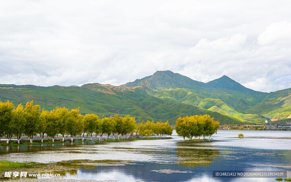 湖畔青山美景如画