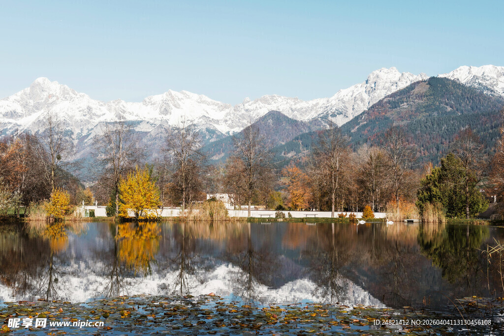 雪山湖泊秋日美景