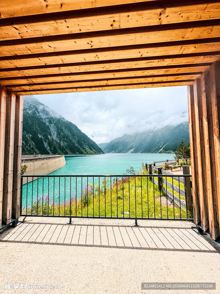阳台外的山水美景