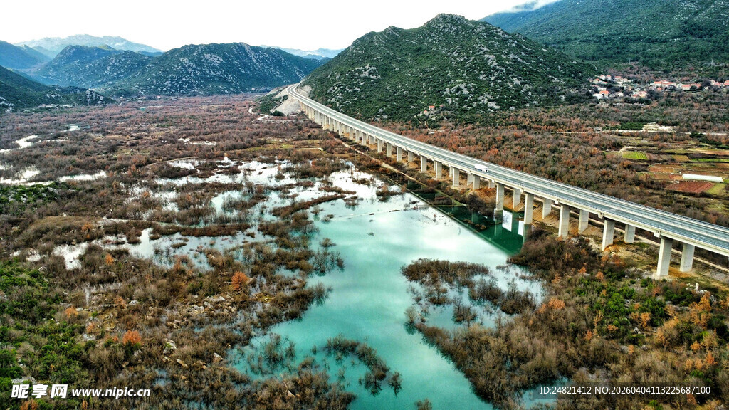 山间长桥横跨碧绿河水