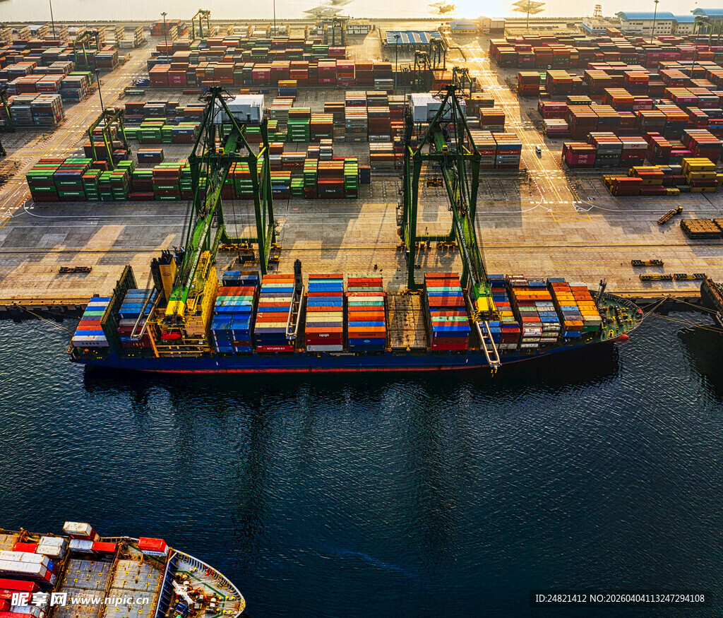 港口集装箱船与起重机