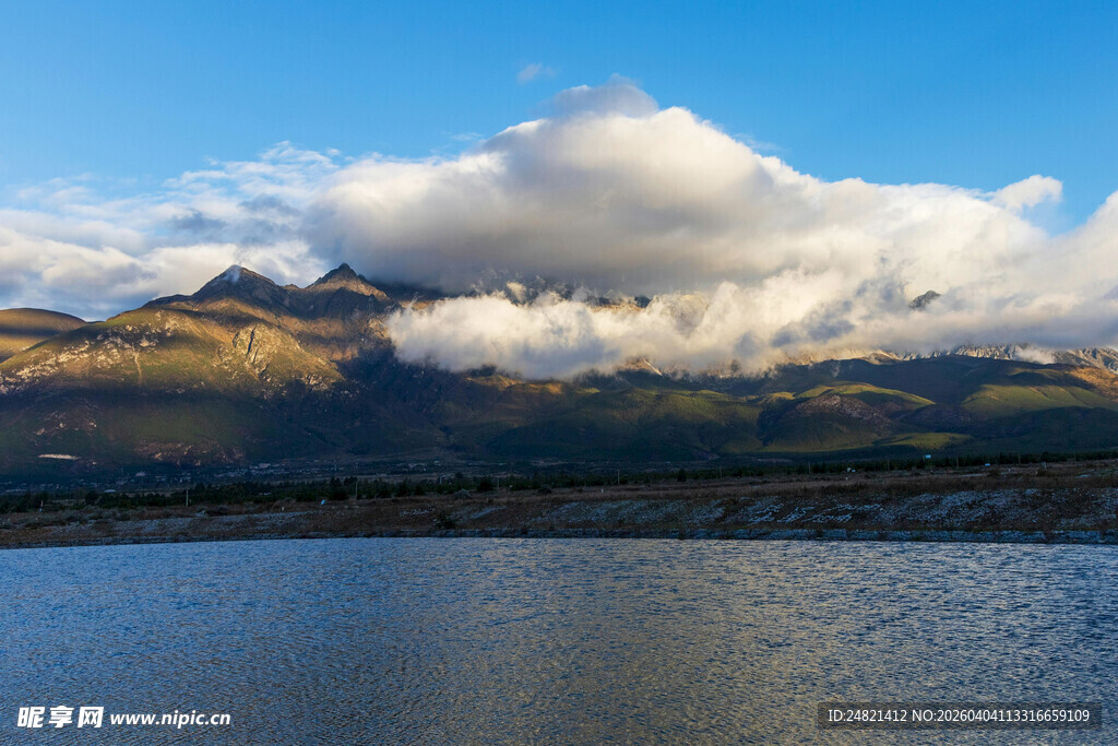 湖畔山峦间的壮丽云景