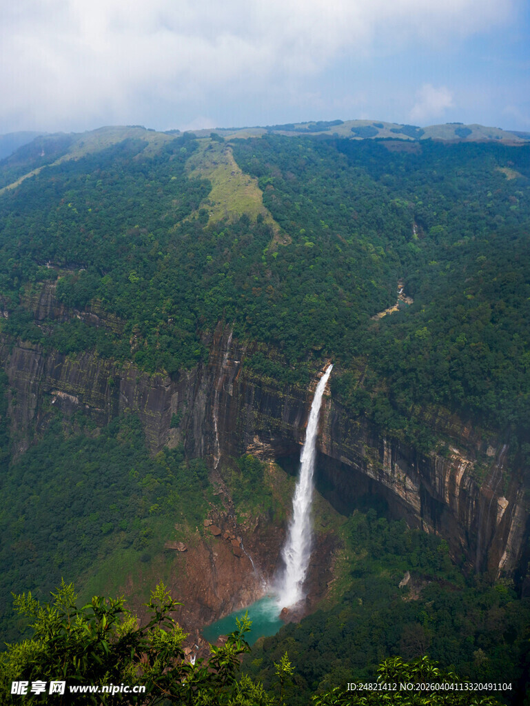 壮观瀑布下的葱郁山林