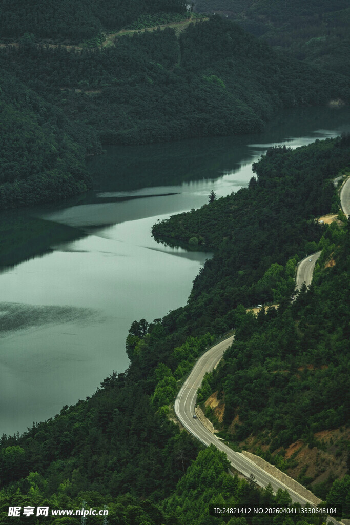 蜿蜒公路伴秀丽湖景