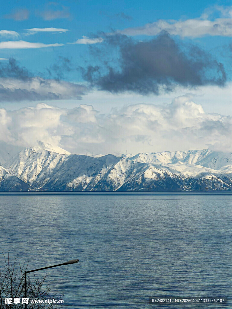 雪山下的宁静湖水
