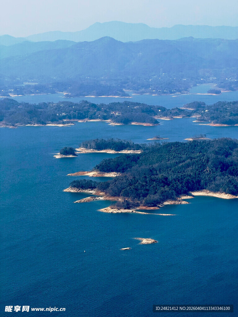 碧海环绕的岛屿风光