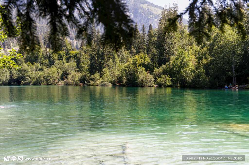 清澈碧绿的山林湖泊美景