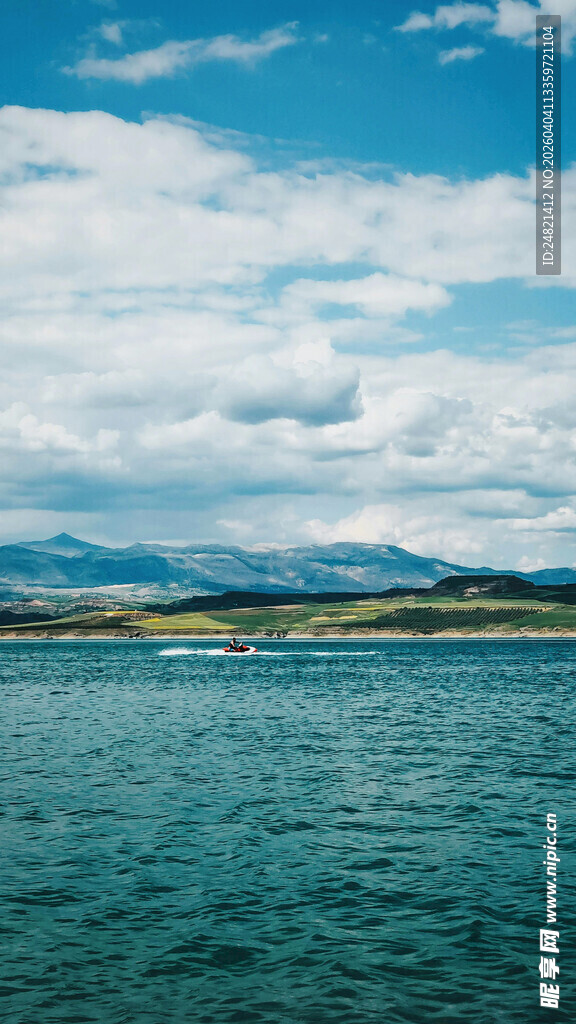 碧海蓝天间的壮阔湖景