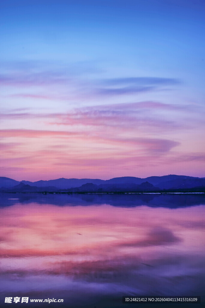 梦幻晚霞下的平静湖面