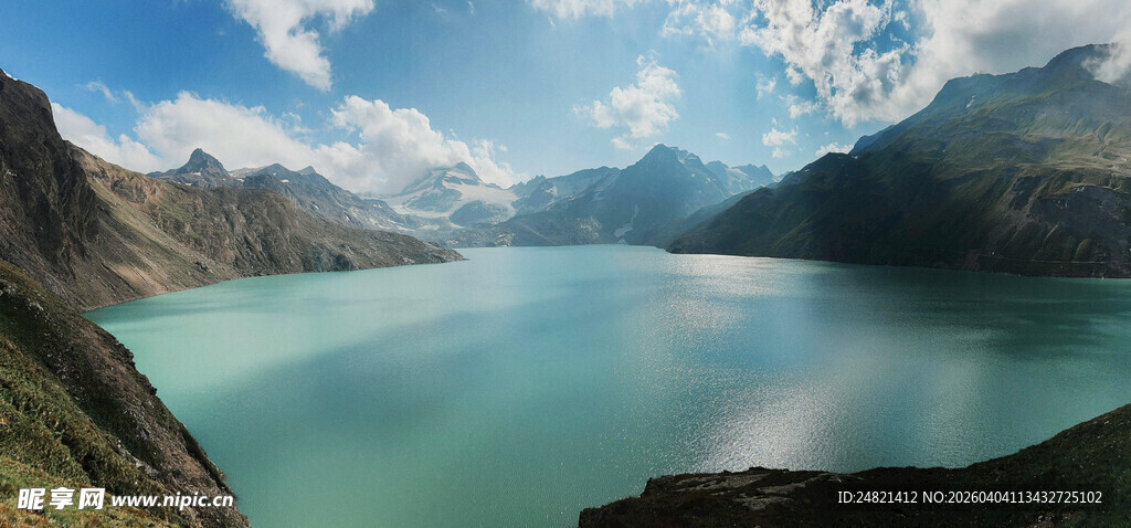 绝美湖景与山峦风光