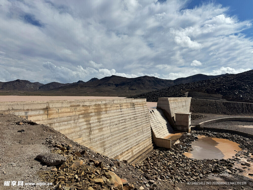 荒漠中的混凝土水坝设施