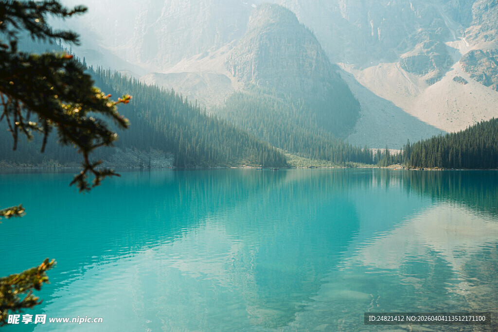 梦幻蓝湖与远山美景