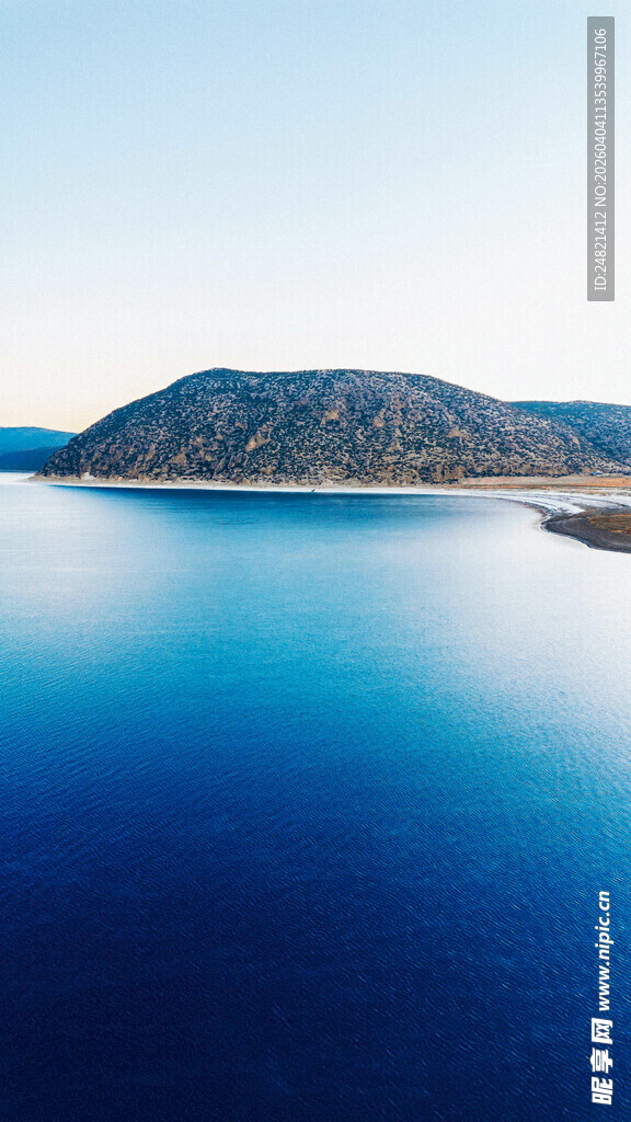 宁静湖景与远山