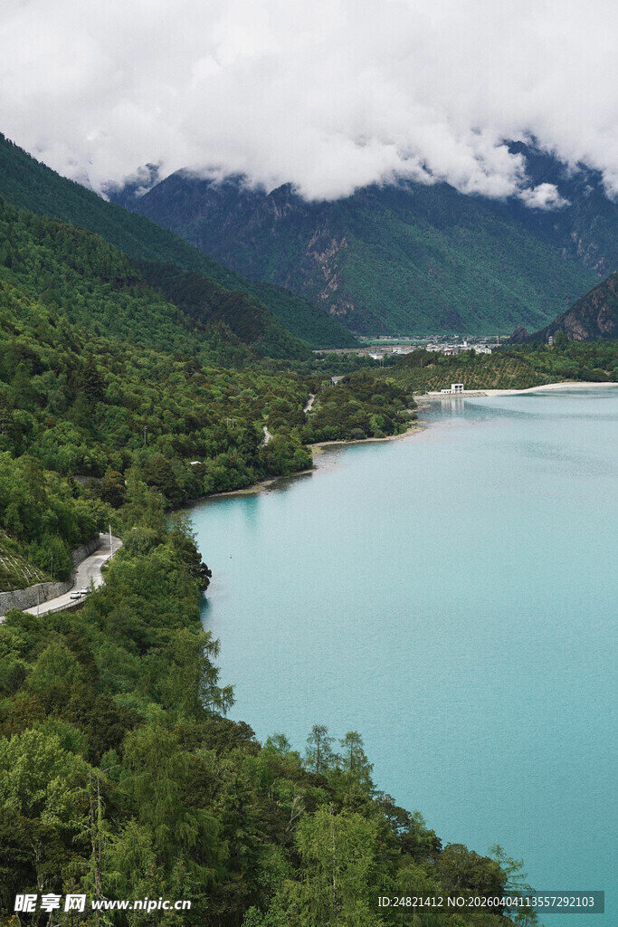 青山环绕的澄澈湖泊