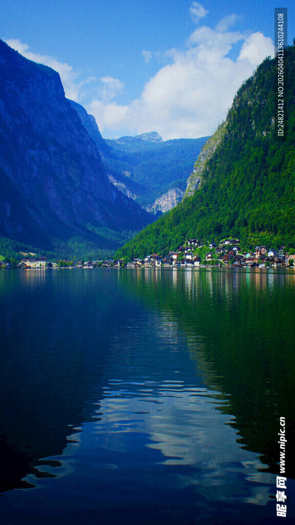 宁静山水间的美丽湖景