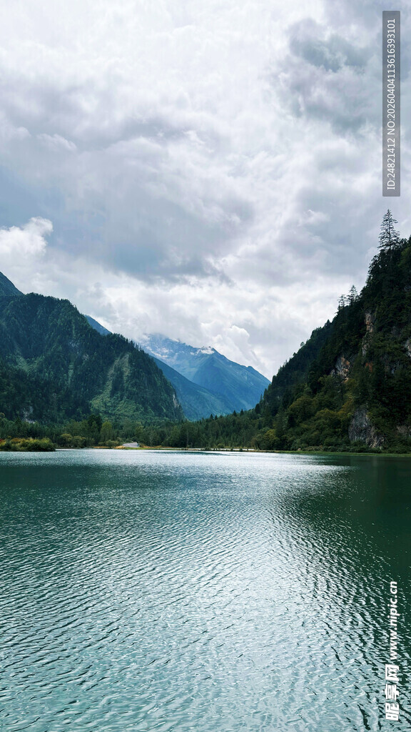 青山绿水间的静谧湖泊
