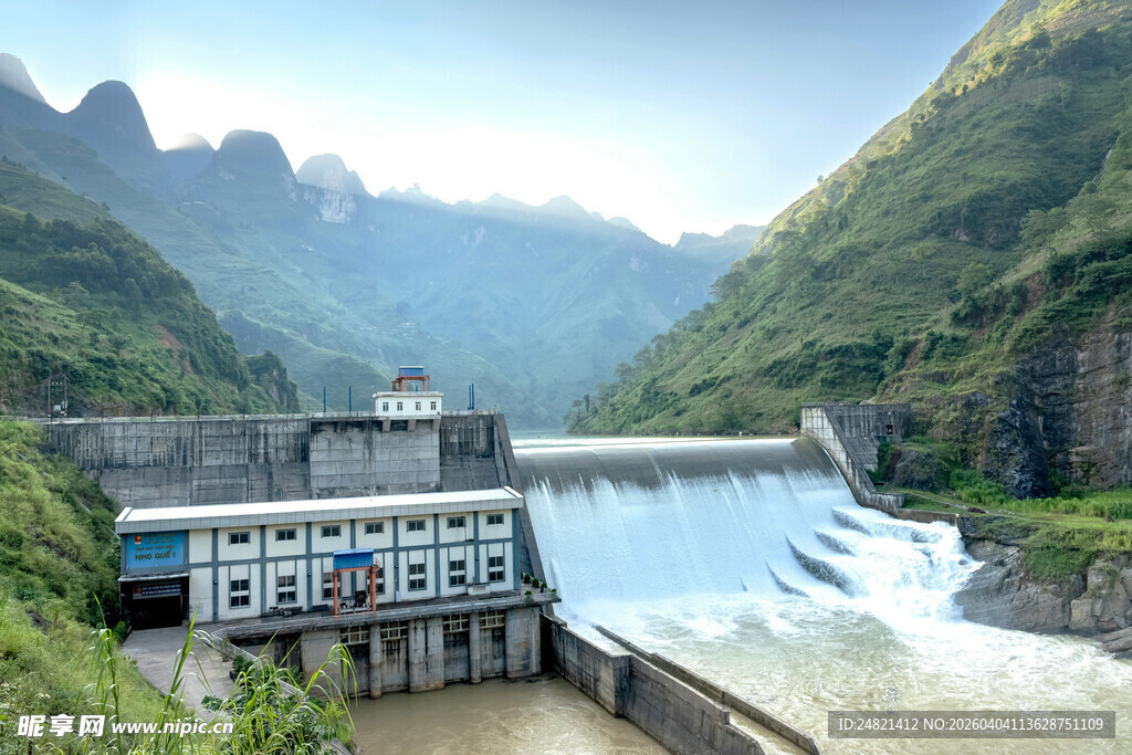 壮观的山间水电站景观