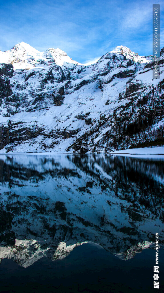 雪山倒映在静谧湖面上