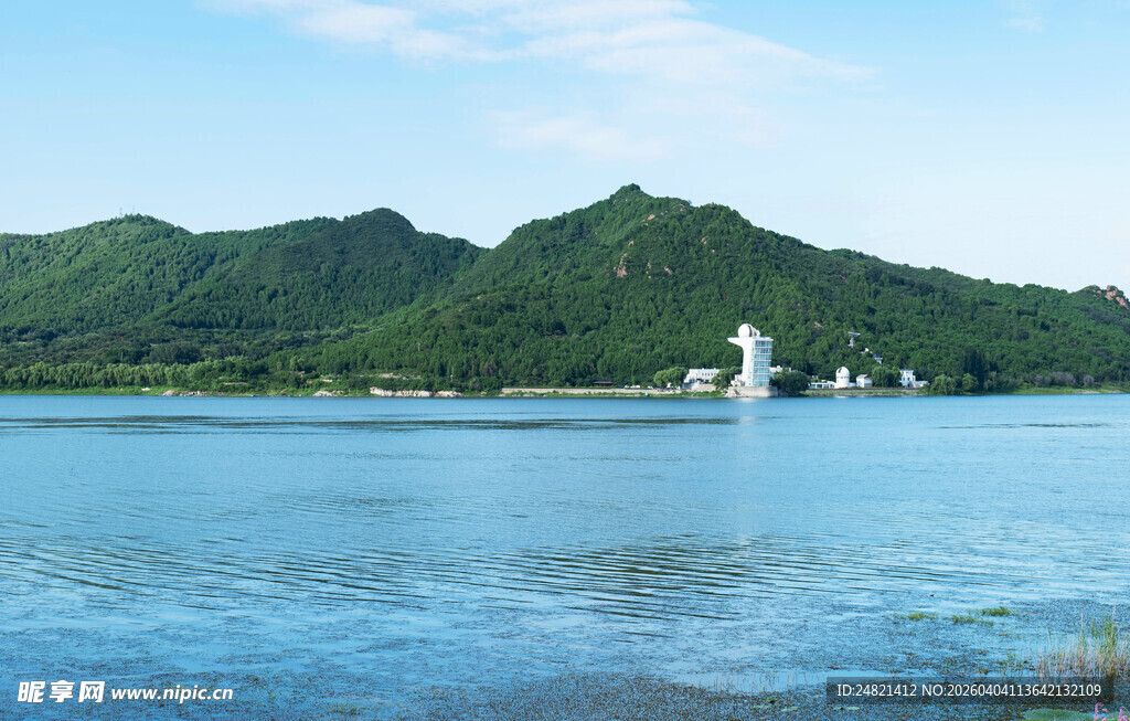 湖光山色中的宁静景致