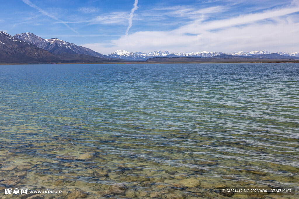 清澈湖水与远处山峦美景