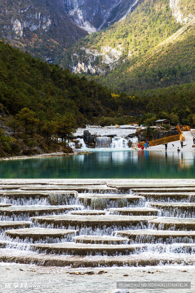 山间碧湖旁的美丽景致