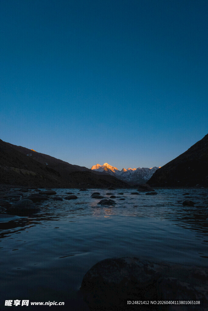 夜幕下的山水静谧之景