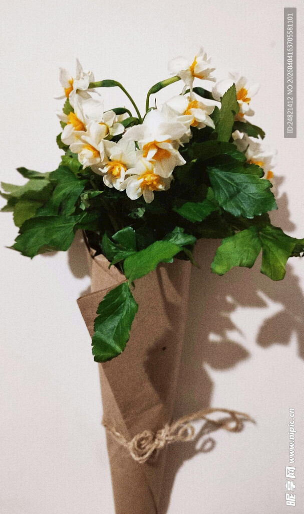 白黄花朵绿叶花束