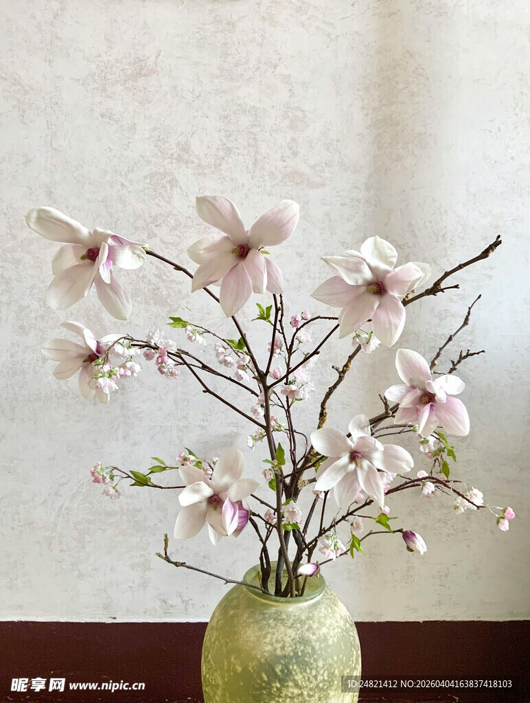 花瓶中绽放的粉嫩花枝