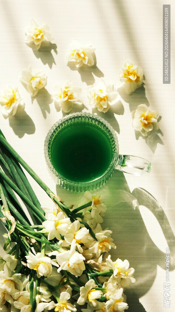 春日水仙旁的绿色茶杯