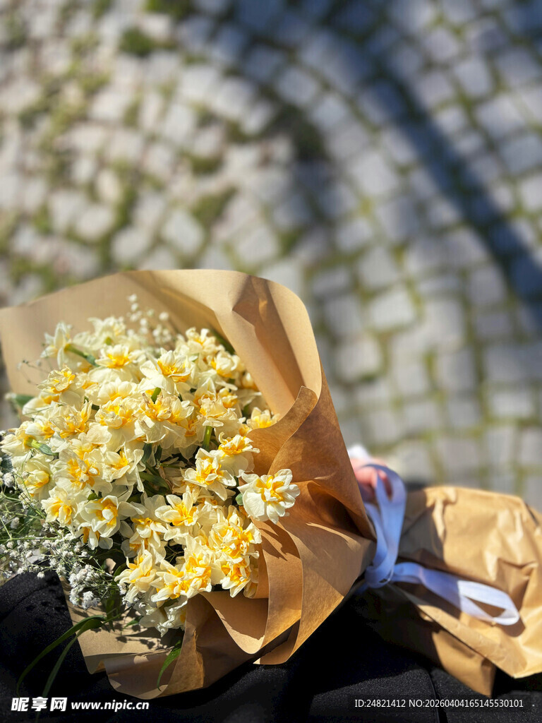 手持黄白小花束的温馨画面