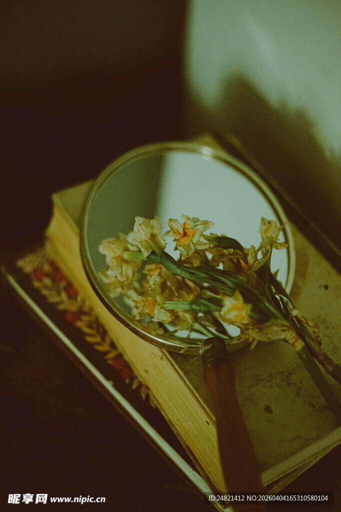 复古盘中花卉静物特写