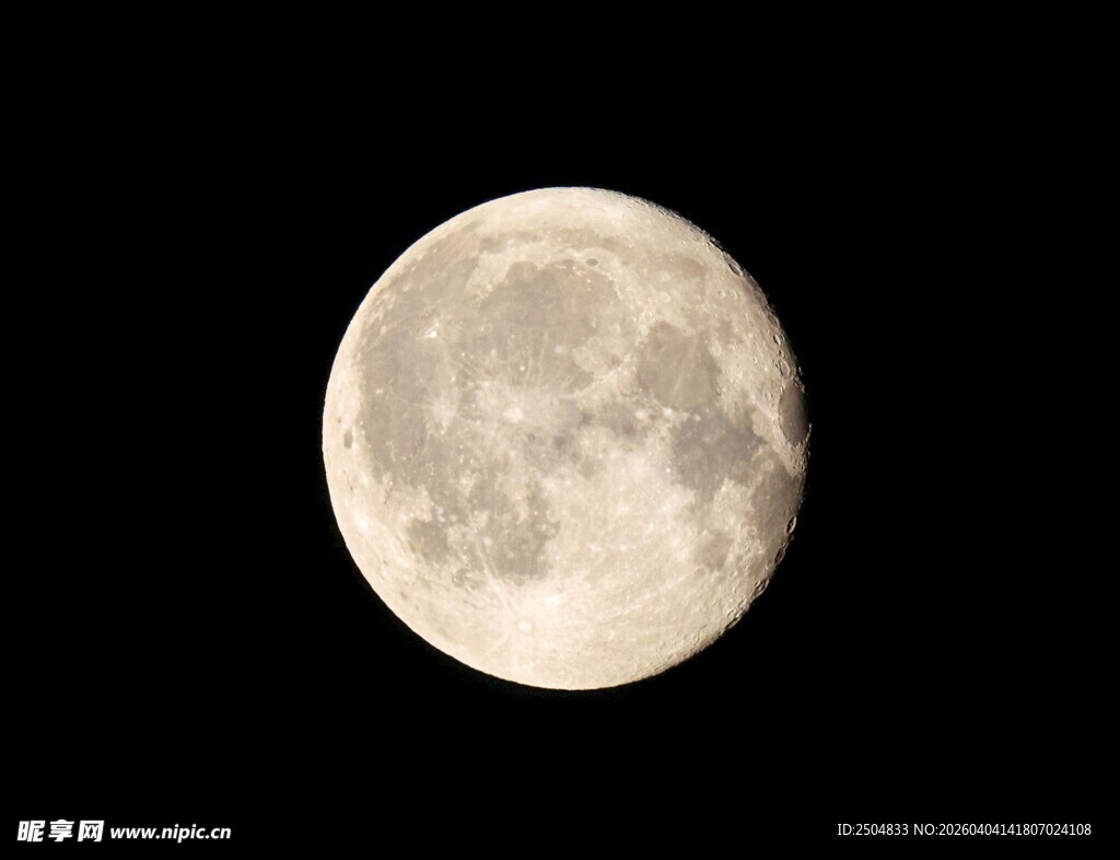 夜空中的明亮满月