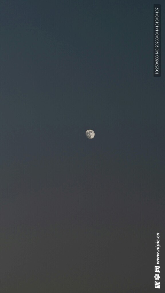 夜空中的孤月