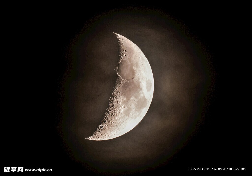 弯弯新月悬于夜空