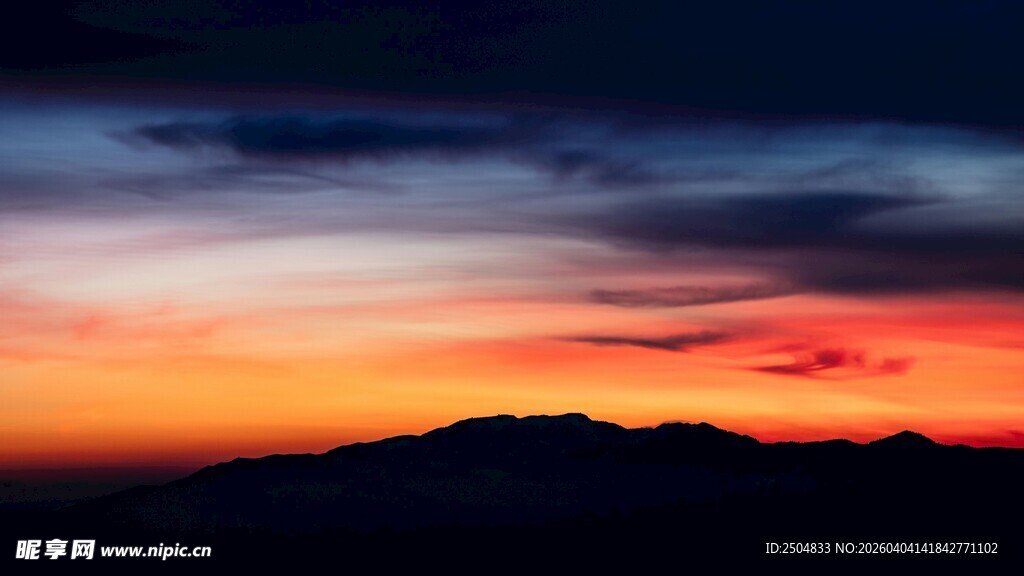 壮丽晚霞下的山峦景色