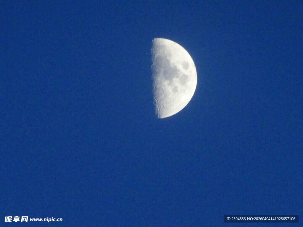 蓝天下的半圆明月
