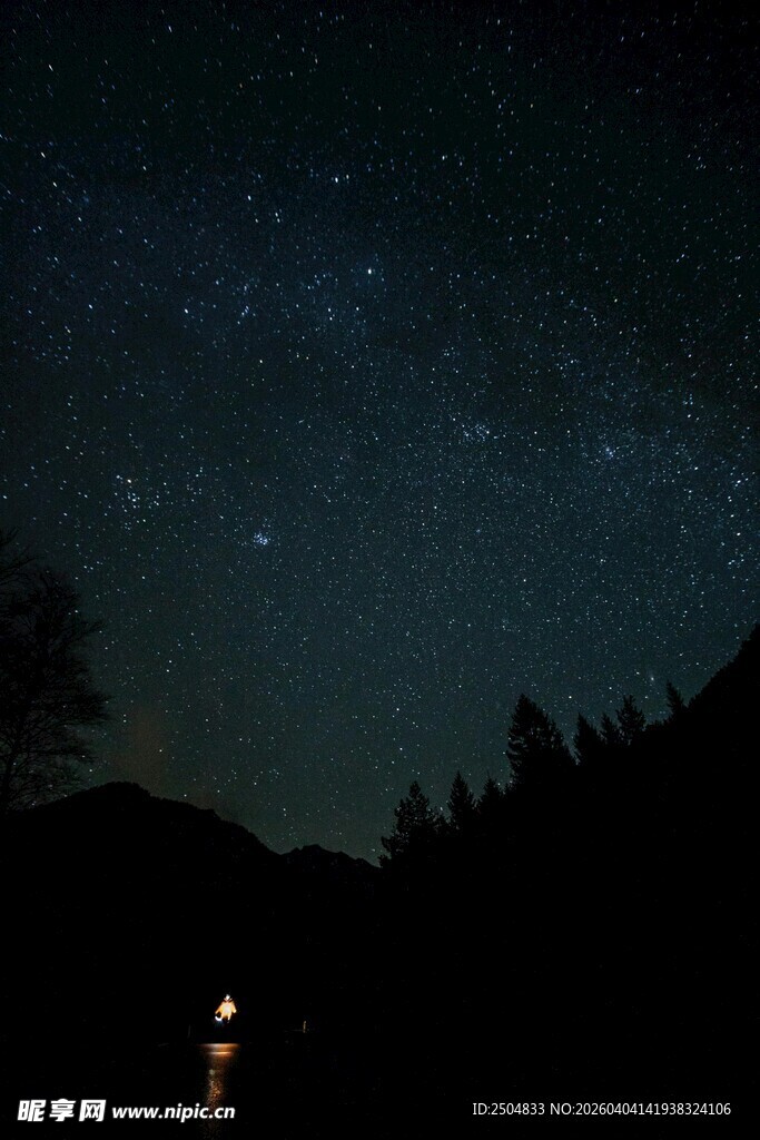 山间静夜星空下的微光