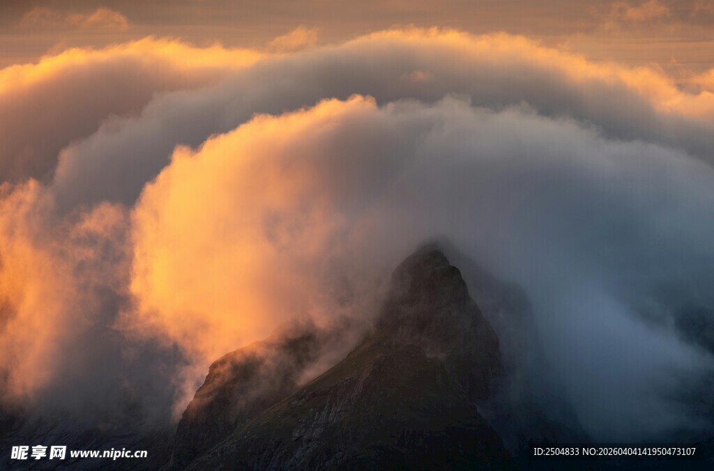 云海中的壮丽山峰