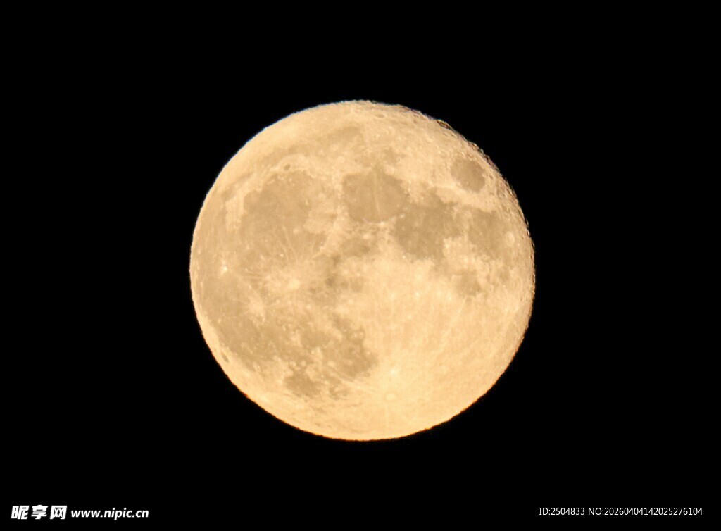 满月高悬夜空